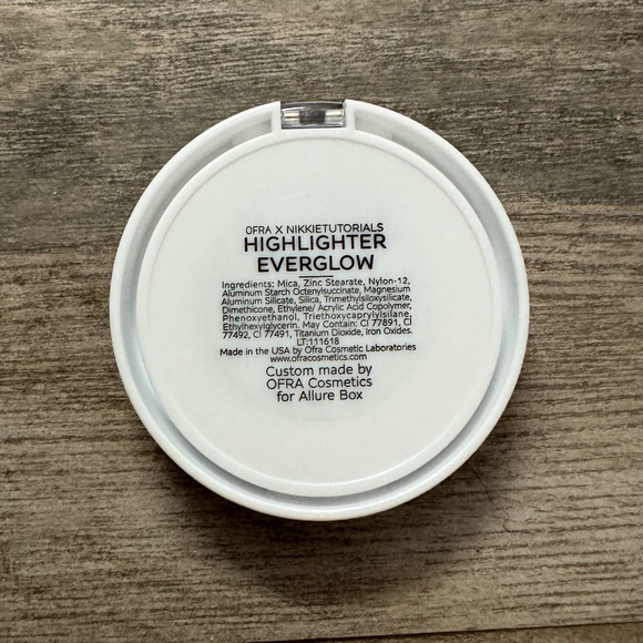 Ofra x Nikkie Tutorials "Everglow" highlighter - Picture 5 of 6